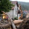 Schutt und Geröll in Braunsbach (Baden-Württemberg): Durch heftigen Regen sind zwei kleine Bäche über die Ufer getreten, Häuser und Autos wurden beschädigt.