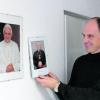Ehrenplatz für den neuen Hirten: Dekan Markus Mattes aus Neu-Ulm hat das Porträt von Bischof Konrad Zdarsa gleich neben das von Papst Benedikt XVI. gehängt. Foto: Marcus Golling