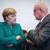 Will weiterhin Vorsitzender der CDU/CSU-Bundestagsfraktion bleiben: Volker Kauder im Gespräch mit Kanzlerin Angela Merkel.