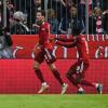 Leon Goretzka (links) und Alphonso Davies bejubeln das 1:0 der Bayern gegen Freiburg.