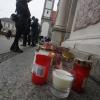 Menschen haben vor dem Augsburger Rathaus Kerzen für den Verstorbenen angezündet.