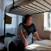 Seit einem Jahr lebt Oxana mit ihrer Mutter in einer Unterkunft für Binnenvertriebene in Dnipro. Das Zimmer teilt sie sich mit neun anderen Frauen.
