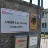 Der 19-Jährige, der im Ankerzentrum Donauwörth Autos demolierte, sitzt in Untersuchungshaft. 