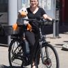 Die DZ-Redaktion fährt E-Bike. Hier: Volontärin Vanessa Polednia mit Maskottchen Paula Print.  	