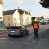 Der Abstand auf diesem Bild entspricht nicht den neuen Regeln, da er mindestens einen halben Meter zu gering ist. Es ist gut zu erkennen, dass an dieser Stelle an der Kreuzung Krumbacher Straße/Teckstraße ein Überholen des Fahrrades bei Gegenverkehr nicht möglich ist. 	