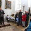 Zahlreiche Besucher lauschen Heimatpfleger Hubert Raabs Ausführungen über die Geschichte der Windener Kapelle. 