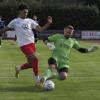 Dillingens Keeper Felix Körber kann in dieser Szene den zweifachen Thannhauser 1:0-Torschützen Ibrahim Capar (links) nur per Foulspiel stoppen – allerdings außerhalb des Strafraums. Foto: Karl Aumiller