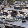 Leere Tische und Stühle stehen in einem Biergarten, hier in Sachsen. Zur Eindämmung des Coronavirus sind größere Ansammlungen von Personen in der Öffentlichkeit untersagt.