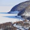 Eisiger Wind, spiegelglatter Untergrund und Schneeverwehungen – eine neue Rekordzeit wird es beim Lauf über den Baikalsee am Sonntag wohl nicht geben.