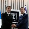 Emmanuel Macron (l), Präsident von Frankreich, schüttelt Izchak Herzog, Präsident von Israel, die Hand. Frankreichs Präsident Macron ist zu einem zweitägigem Besuch in Israel.