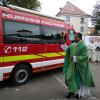 Mit viel Schwung segnete Pater Benedikt das neue Feuerwehrfahrzeug in Kirchheim. Auch die Ehrengäste bekamen dabei vom Weihwasser etwas ab.  	