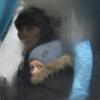 Eine Frau und ein Kind schauen aus dem Fenster eines Busses, als sie Sievierodonetsk in der Region Luhansk in der Ostukraine verlassen.