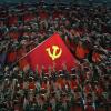 Huldigung des Staates: Als Rettungskräfte verkleidete Darsteller versammeln sich um eine Fahne der Kommunistischen Partei während einer Gala-Show zum 100. Jubiläum der KP.  	