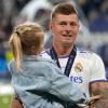 Toni Kroos mit Tochter nach dem Sieg in der Champions-League. Beim Interview mit Sportreporter Kaben war Kroos weniger gut gelaunt.