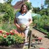 Gut lachen hat Ursel Higl, die Vorsitzende des Obst- und Gartenbauvereins mit ihrer gelungenen Aktion der Gartenbegehung. Sie öffnete auch ihre große Gartenanlage östlich und westlich der Friedberger Ach, wo es viel zu sehen und zu bestaunen gab.