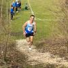 Über die Sportplatzböschung in Untermeitingen läuft der Auerbacher Tobias Finsinger zum schwäbischen Meistertitel.