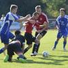 Die Spielzeiten des FC Günzburg (links Andreas Nerdinger) und des TSV Offingen gestalten sich als ziemliches Durcheinander: Offingen hat nach langsamem Start seinen spielerischen Rhythmus gefunden. Bei Günzburg wechseln sich gute und schwache Leistungen ab. 	