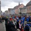 Beim Tillywurm in Rain feierten vielen Faschingsfreunde fröhlich miteinander. Hier der Blick in die dicht gefüllte Rainer Hauptstraße.