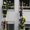 Über die Fenster und Leitern retteten die Rehlinger Feuerwehrler bei einer Übung die Kinder der zweiten Klasse. Manche fanden das so cool, dass sie sich gleich noch einmal retten lassen wollten. 	