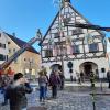 Bei strahlendem Wetter feierten die Schlorper auf dem Marktplatz in Krumbach Winterfest und stellten ihren Narrenbaum auf.