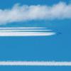 Ein Bild, das Rätsel aufgibt: Ein vierstrahliges Flugzeug wird von vier Kampfjets begleitet. Gesehen hat dies unser Fotograf Marcus Merk über Bonstetten. 