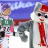 Maria Höfl-Riesch feiert mit dem WM-Maskottchen Hopsi die Bronzemedaille in der Abfahrt. Für den deutschen Skistar war es nach Gold in der Super-Kombination bereits das zweite Edelmetall bei der WM in Schladming. Foto: Hans Klaus Techt dpa