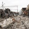 Trümmer türmen sich zu einem Haufen aus Schutt und zerstörten Waggons, nachdem ein Eisenbahndepot in Charkiv bei einem, russischen, Raketenangriff zerstört wurde. Viele junge Russen wollen sich nicht an diesem Krieg beteiligen.