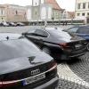 Während einer Veranstaltung im Rathaus parkten zahlreiche Dienstwagen auf dem Rathausplatz.