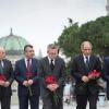 Innenminister Thomas de Maizière hält beim Besuch des Anschlagsorts in Istanbul inne.