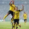 Die Dortmunder bejubeln den Auftakttreffer von Mario Götze (l). Der BVB siegt 6:0 bei Legia Warschau.