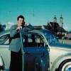 „Dieser VW-Käfer wurde von meinem Vater Johann Spengler aus Deubach im Jahr 1958 zum Preis von 4995 Mark neu gekauft. Das Bild zeigt im Hintergrund das Kloster Holzen und wurde von meiner späteren Frau Ida aufgenommen“, teilt uns Jürgen Spengler zu seiner Aufnahme mit. 