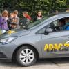 Selbstversuche mit dem ADAC zeigen Schülern, wie leicht sie im Straßenverkehr abzulenken sind, sei es durchs Handy, durch Ohrhörer oder Kameraden. 	