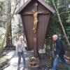 Karin und Werner Schnee sowie 
fünf weitere Helfer pflegen seit Jahren das Pater-Leppich-Kreuz hinter dem Zoo im Siebentischwald. 