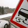 Schneefall und Glätte haben zu Unfällen und Behinderungen auf Bayerns Straßen geführt.