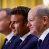 Andrzej Duda (l-r), Emmanuel Macron und Olaf Scholz nehmen an einer gemeinsamen Pressekonferenz im Élysée-Palast teil.