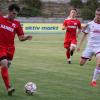 Hier kommt Merings Neuzugang Daniel Greimel (weißes Trikot) etwas zu spät gegen Aindlings Matthias Steger – dennoch gewann der MSV das Derby. Am Sonntag nun haben die Meringer zu Hause den SV Raisting zu Gast. 