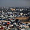 Blick auf eines der vielen provisorischen Flüchtlingslagern in der Stadt Rafah im südlichen Gazastreifen. Israels Armee hat Augenzeugen zufolge trotz internationaler Warnungen Ziele in der Stadt Rafah im Süden des Gazastreifens angegriffen.