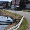 Eine Sanierung der Greimeltshofer Straße am Mühlbach in Kirchhaslach ist notwendig – noch ist allerdings keine Lösung gefunden.