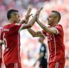 Rafinha (r.) vom FC Bayern München jubelt mit Thiago über seinen Treffer zum 3:1.