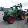 Ein Kameramann filmt auf dem Werksgelände in Marktoberdorf den ersten elektrisch angetriebenen Traktor des Herstellers.