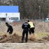 Polizisten durchsuchen den Reese-Park in Augsburg. Ende Februar hat es dort einen Angriff mit einem Messer gegeben.