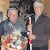 Firmengründer Alois Schuster (rechts) gratulierte seinem ältesten Mitarbeiter Georg Schneider zur 50-jährigen Betriebszugehörigkeit und überreichte als Dank einige Geschenke. 