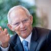 Wolfgang Schäuble sieht für die Entscheidung von Kanzlerin Angela Merkel, 2018 den CDU-Vorsitz abzugeben, einen Grund für die derzeitigen Umfragenwerte.