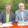 Forstdirektor Wolfgang Sailer (links) und Bürgermeister Otto Völk unterzeichneten den Vertrag. 