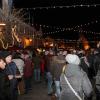 Aufgrund des starken Windes gab es heuer keine offenen Feuerstellen amPöttmeser Marktplatz. Umso dichter scharten sich die Besucher um dieWurst-und Glühweinstände.