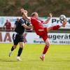 War von der Hintermannschaft des FC Ehekirchen II (links Markus Heilgemeir) überhaupt nicht in den Griff zu kriegen: Burgheims dreifacher Torschütze Marco Rechenauer (rechts). Foto: Daniel Worsch