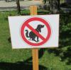 Hundehaufen sind ein Ärgernis. Gersthofen weist nun auf bestehende Bestimmungen hin. 	