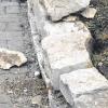 So manches Mäuerchen rund um die Kötzer Grundschule ist nicht mehr ganz stabil: Die Kalksteine brechen aus. Die Gemeinde will einen Steinmetz um Rat fragen und möglichst viele Reparaturarbeiten selber erledigen. 