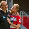 Heidenheims Trainer Frank Schmidt umarmt Marc Schnatterer. Schnatterer, der inzwischen seine Profi-Karriere beendet hat, glaubt an den Klassenerhalt des 1. FC Heidenheim.