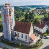 Der Kirchturm in Walkertshofen ist sanierungsbedürftig. Die notwendigen Arbeiten kosten der Pfarrei einen großen Batzen Geld. 